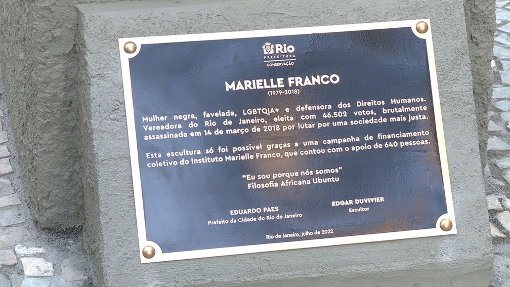 Placa instalada abaixo da estátua de Marielle Franco — Foto: Reprodução/TV Globo