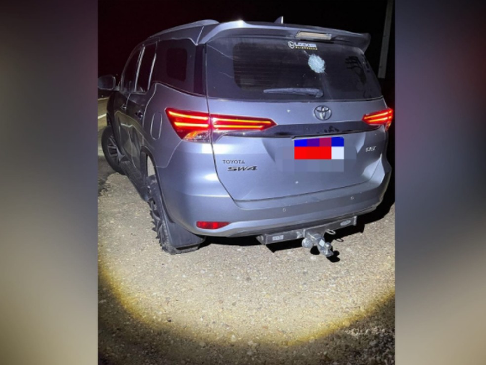 Os disparos atingiram a carenagem, vidros e um dos pneus do automóvel do parlamentar. — Foto: Reprodução