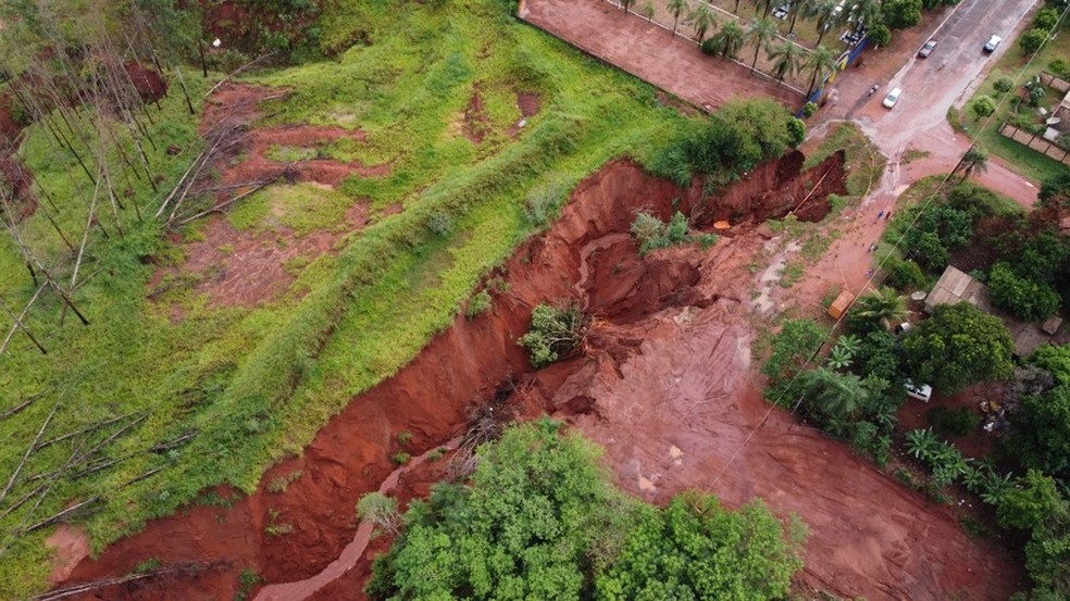 Cratera se abriu na MS-180, em Ivinhema, após fortes chuvas em abril — Foto: Prefeitura de Ivinhema/Divulgação
