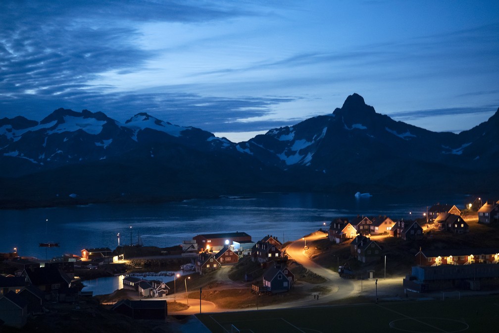 Casas iluminadas em Tasiilaq, na GroenlÃ¢ndia. â Foto: Felipe Dana/AP
