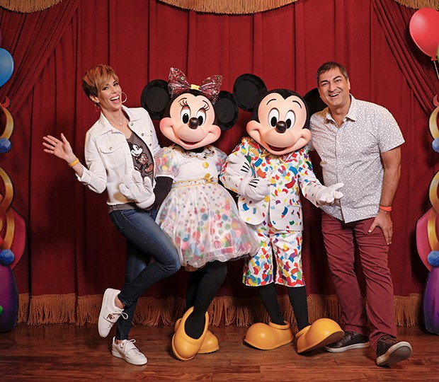 Ana Furtado, Zeca Camargo com Minnie e Mickey Mouse (Foto: Divulgação)