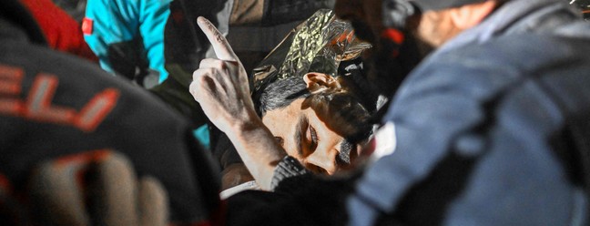 Sírio Faez Ghanam é salvo por equipes de resgate após 210 horas de espera sob escombros em Hatay — Foto: BULENT KILIC/AFP