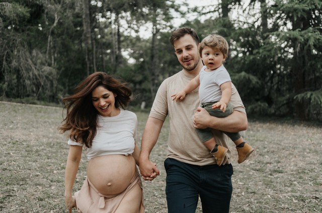 Sabrina Petraglia, grávida de oito meses, com o marido e o filho (Foto: Babuska Fotografia)