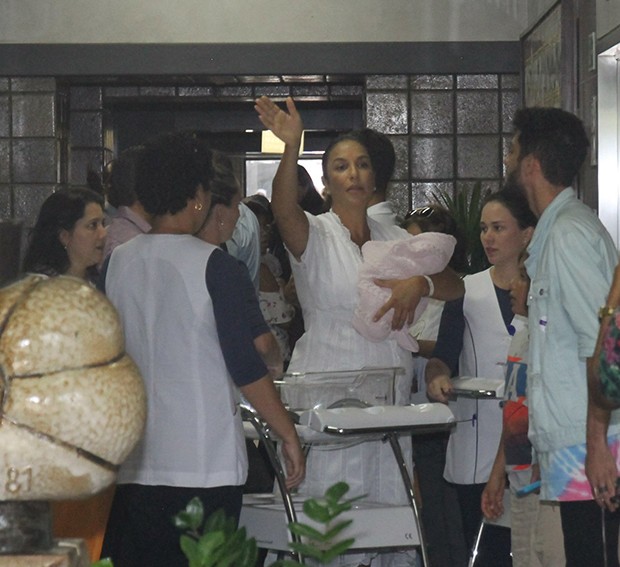 Ivete Sangalo deixa hospital Foto Francisco CepedaAgNews