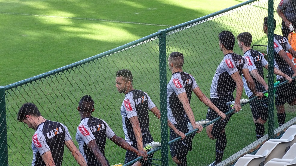 Rafael Carioca participa do aquecimento na Cidade do Galo (Foto: Guilherme Frossard)
