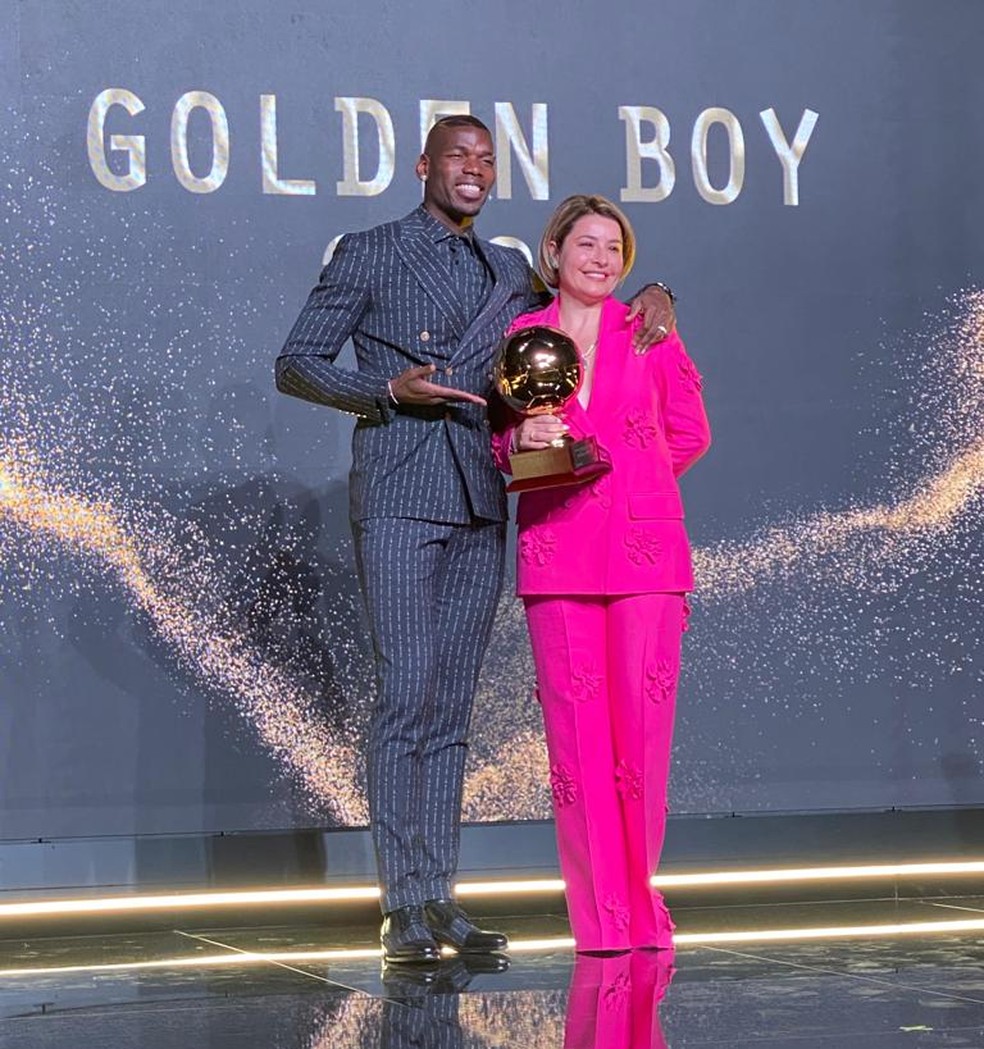 Rafaela recebe das mãos de Pogba prêmio de melhor agente, concedido por jornal italiano — Foto: Reprodução