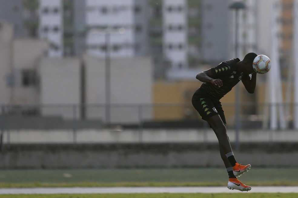 Matheus Babi em treino do Botafogo no Nilton Santos &mdash; Foto: Vitor Silva/Botafogo