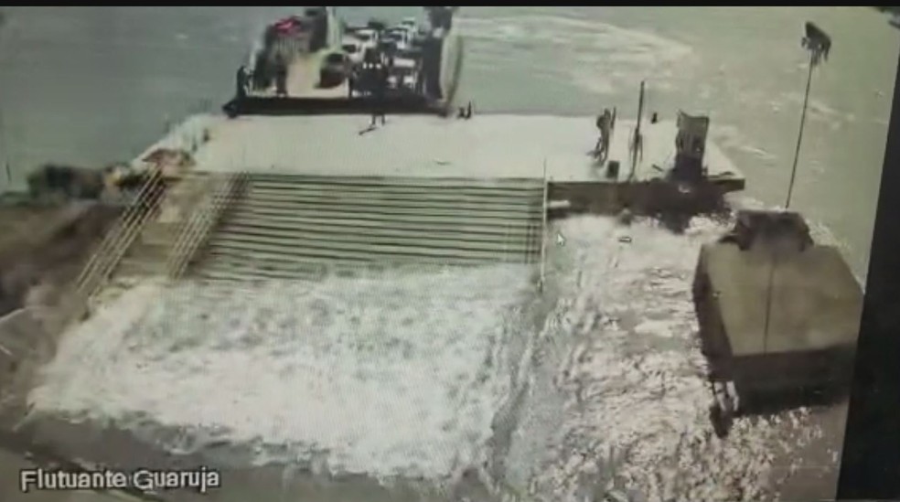 Vídeo mostra flutuante da balsa entre Guarujá e Bertioga afundando momento antes de veículos passarem — Foto: Reprodução