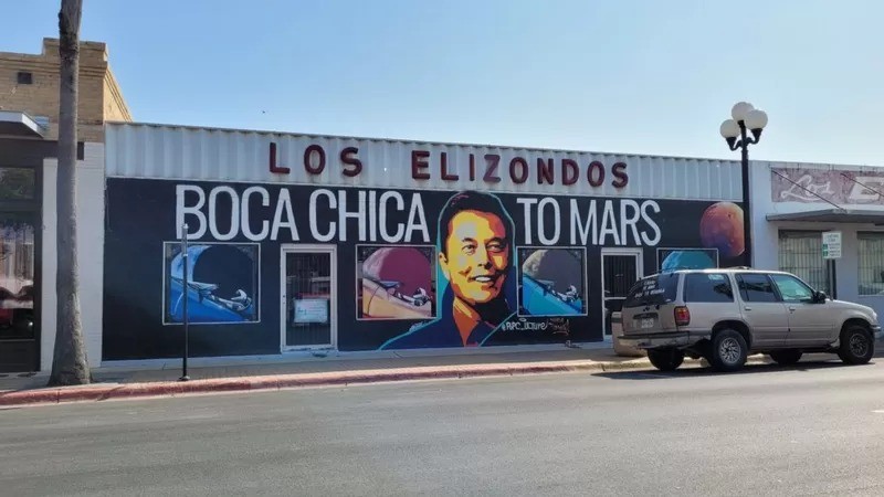 No centro de Brownsville, um mural mostra Elon Musk e a mensagem 'Boca Chica para Marte' (Foto: ANALÍA LLORENTE via BBC News)