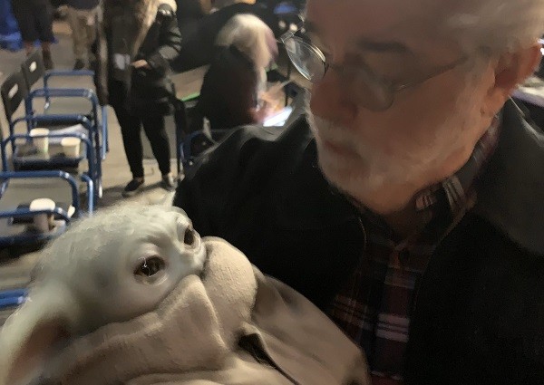 O diretor George Lucas segurando Baby Yoda, nova sensação de 'Star Wars' (Foto: Twitter)