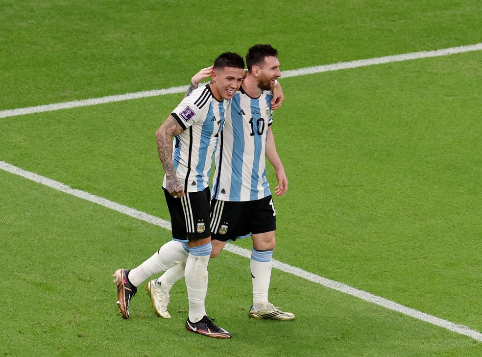 Enzo Fernandez e Lionel Messi comemoram gol em Argentina x México  — Foto: REUTERS/Molly Darlington