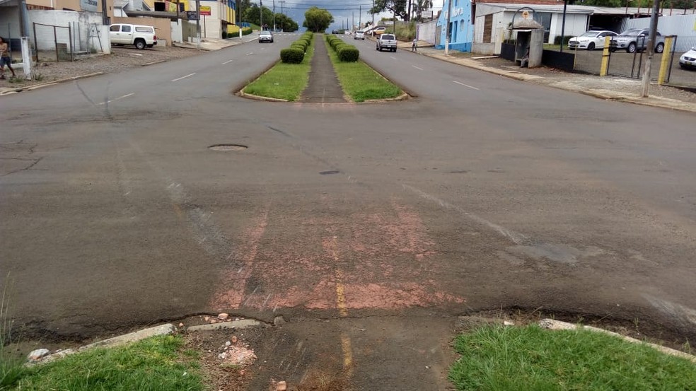 Idosa foi atropelada enquanto caminhava no canteiro central da Avenida Moacir Júlio Silvestre — Foto: Eduardo Andrade/RPC Guarapuava