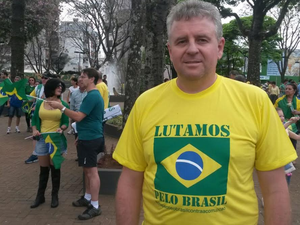 Gerson Zancanaro, consultor de empresas, foi ao protesto de Chapecó vestindo verde e amarelo (Foto: Eveline Poncio/RBSTV)