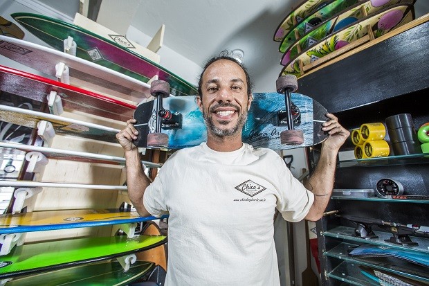 Francisco da Costa Juniot é proprietário da Chico's Skates, estabelecimento especializada em fabricar pranchas de skate tradicionais e diferenciadas (Foto: Ricardo Matsukawa / Ricardo Yoithi Matsukawa-ME / Sebrae-SP)
