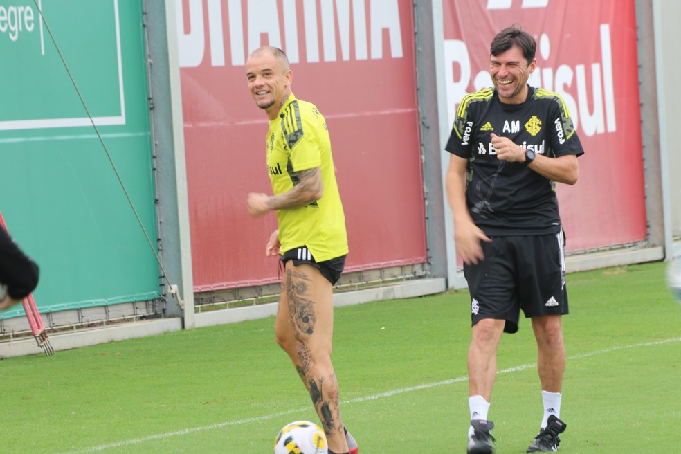 Alexander Medina nutria boa rela&ccedil;&atilde;o com D'Alessandro &mdash; Foto: Tom&aacute;s Hammes
