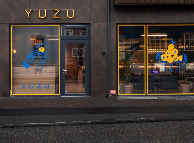 Fachada do restaurante Yuzu faz alusão à fruta que de mesmo nome, que serviu de inspiração para o nome e o menu (Foto: Gunnar Sverrisson/Dezeen)