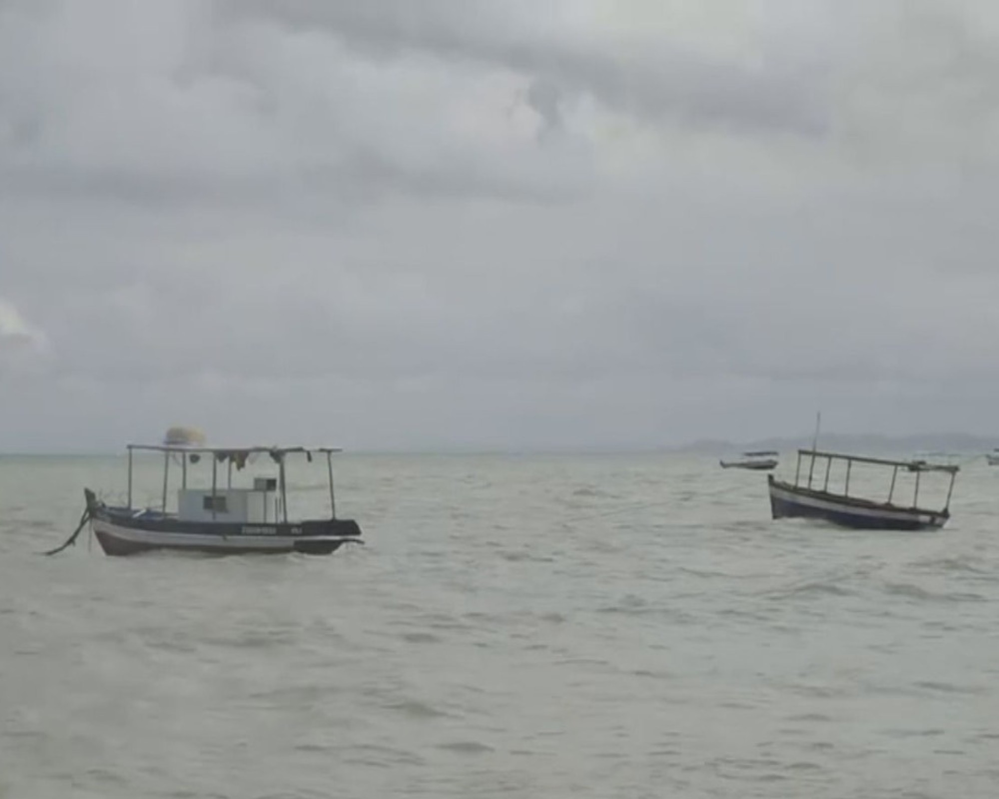 Pescadores desaparecidos desde segunda-feira são resgatados na Baía de Todos-os-Santos; barco ficou à deriva após pane mecânica