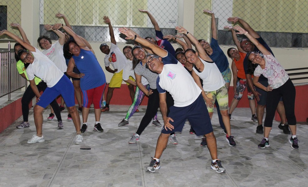 Funcionário de escola praticam atividades físicas no trabalho  (Foto: Colégio Nossa Senhora das Neves/Divulgação)
