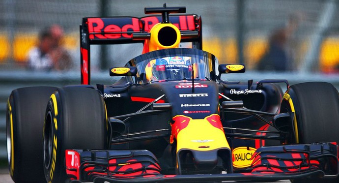 Daniel Ricciardo testa aeroscreen, painel de proteção de cockpit da RBR (Foto: Divulgação)