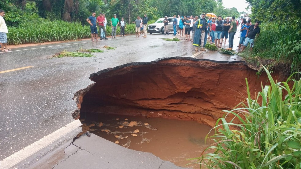 BR-010 foi parcialmente cortada pelas chuvas em Governador Edison Lobão — Foto: Divulgação/PRF