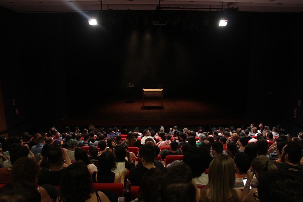 Centenas de pessoas acompanharam a peça em Rio Preto (Foto: Anderson Carvalho/Divulgação)
