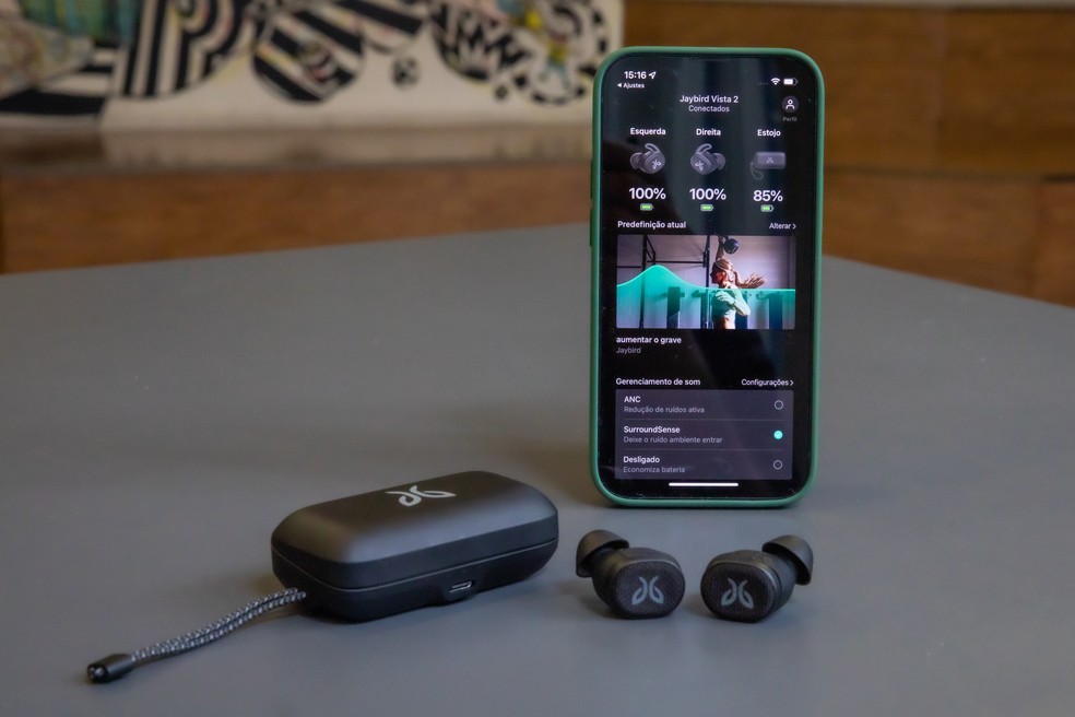 Jaybird Vista 2: aplicativo para iPhone tem muitos recursos de ajuste do som — Foto: Celso Tavares/g1