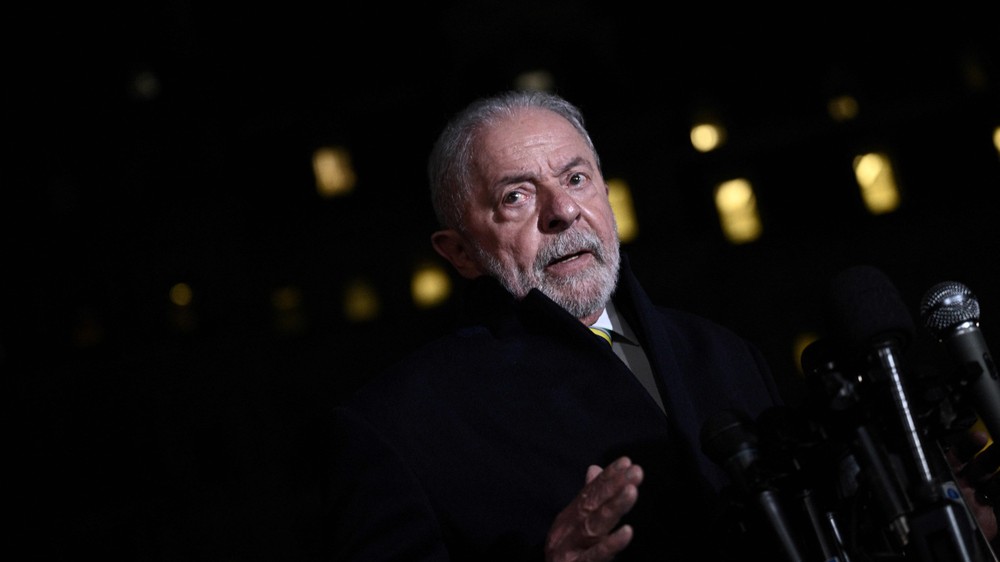 O presidente Lula conversa com jornalistas nos jardins da Casa Branca em Washington, EUA