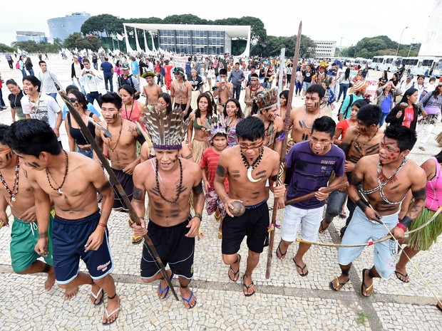 Índios brasileiros de diferentes etnias protestam em frente ao Palácio do Planalto em Brasília (Foto: Evaristo Sa/AFP)