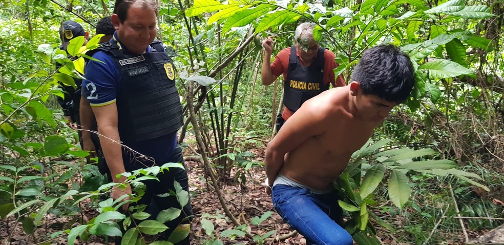 Carlos Melo, o CarlÃ£o, foi encontrado pela polÃ­cia escondido na mata â€” Foto: PolÃ­cia Civil/DivulgaÃ§Ã£o