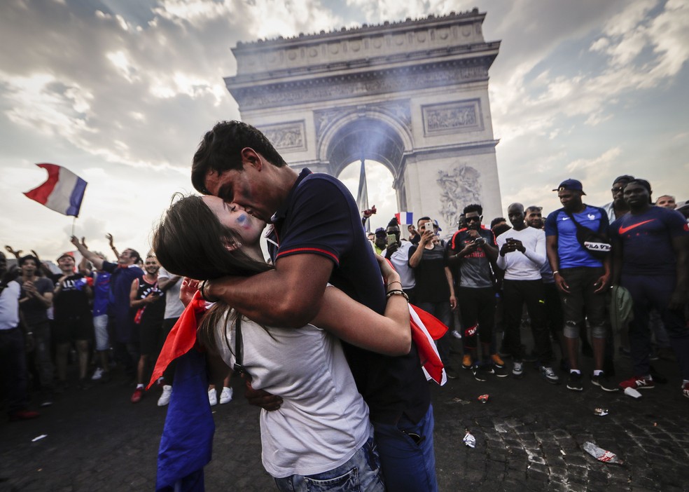Franceses na Champs Elysees, em Paris (Foto: EFE)