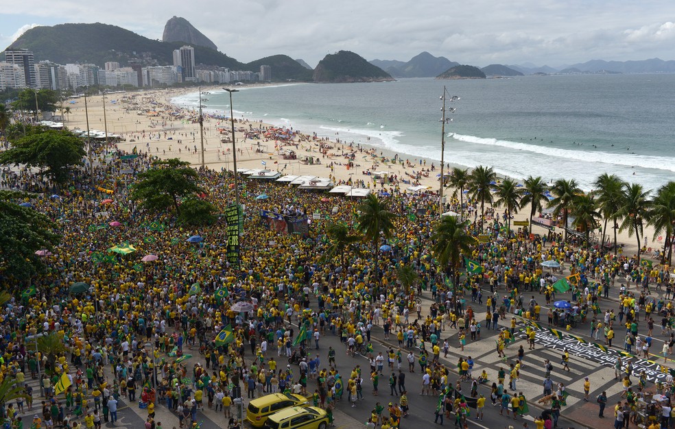 ManifestaÃ§Ã£o a favor do governo Bolsonaro em Copacabana, no Rio â€” Foto: Reuters/Lucas Landau