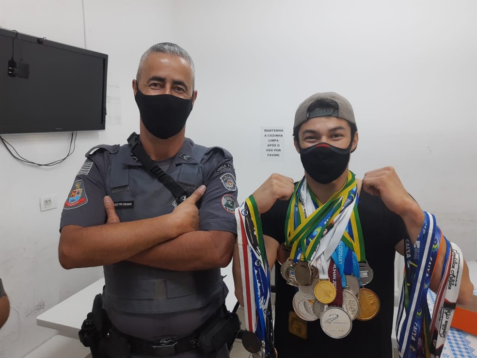 O ginasta Arthur Nory recebe nesta terça (9) as medalhas roubadas da casa dele na Lapa, Zona Oeste de SP. — Foto: Divulgação/PMSP 