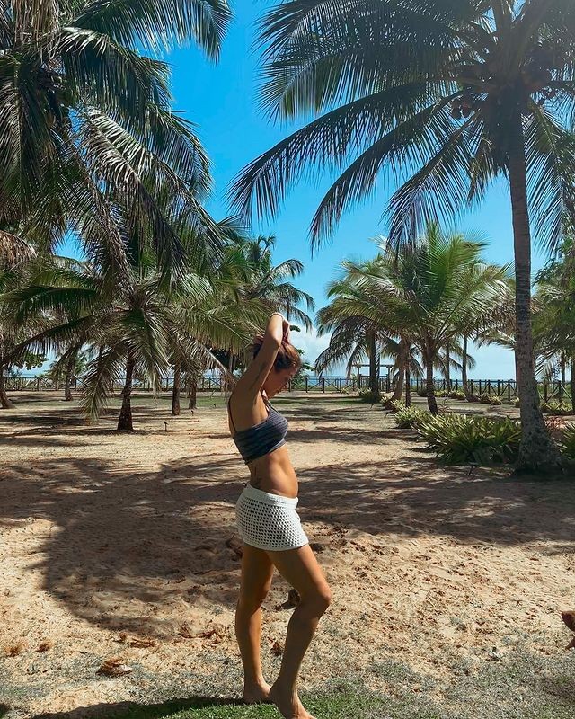 Gabriela Pugliesi exibe barriguinha de grávida na praia (Foto: Reprodução / Instagram)