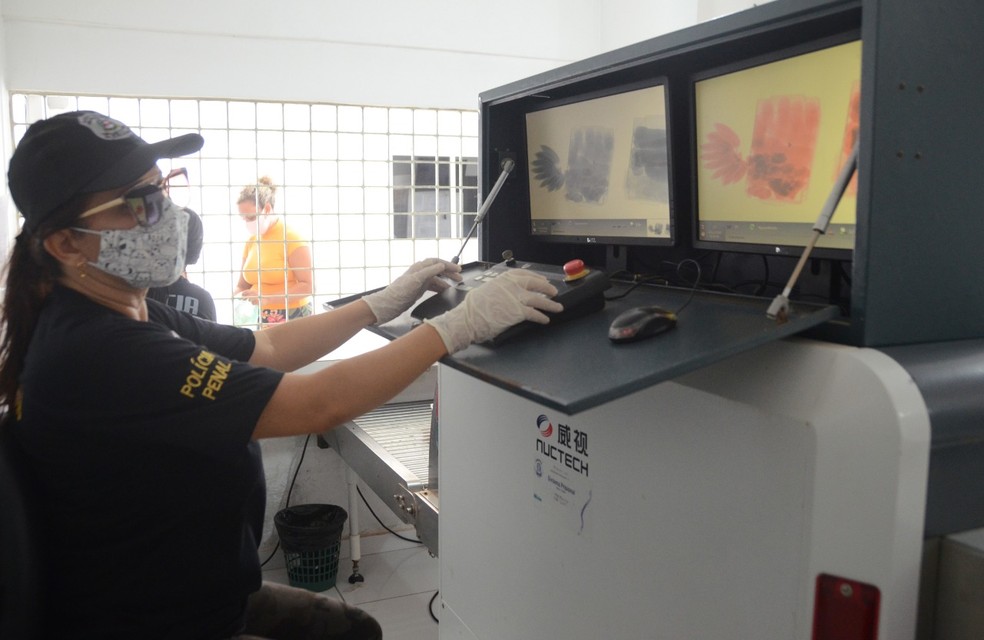 Alimentos levados para os detentos do Sistema Prisional de Alagoas passam por máquina para inspeção — Foto: Ascom/Seris