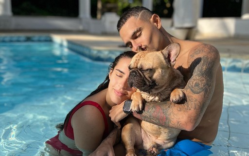Lívian Aragão posa com namorado na piscina ao abrir álbum de viagem