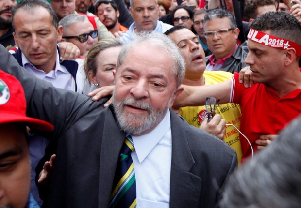 O ex-presidente Luiz Inácio Lula da Silva chega à sede da Justiça Federal em Curitiba para depor diante do juiz Moro (Foto: Paulo Whitaker/Reuters)