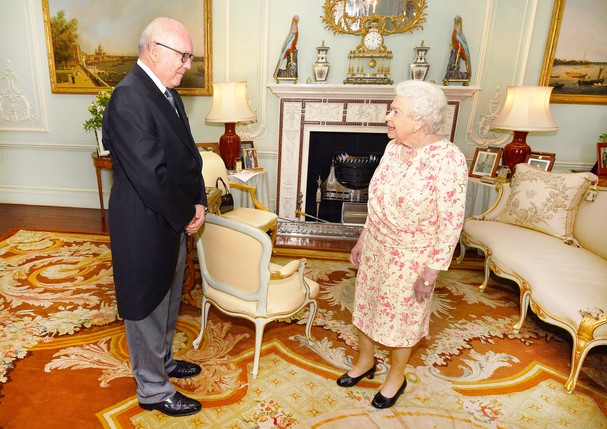 Rainha Elizabeth II recebe George Brandis - encontre a foto! (Foto: Getty Images)