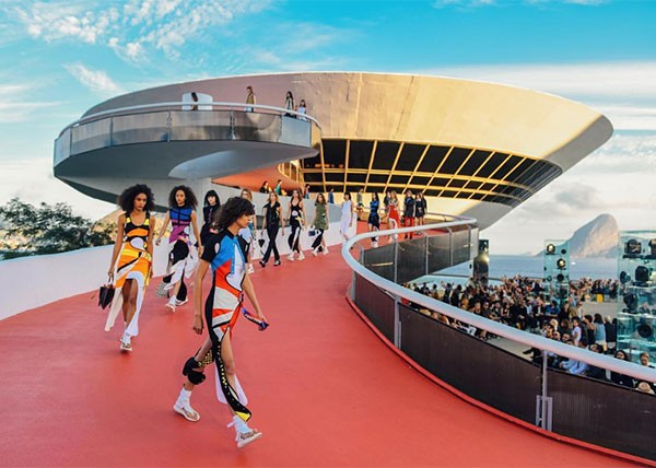 Desfile Louis Vuitton Cruise 2017 (Foto: Reprodução Instagram)