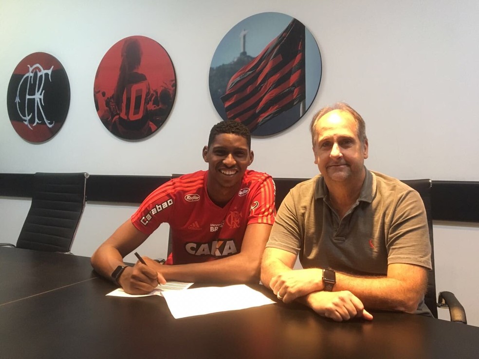 Hugo Souza renova contrato com o Flamengo ao lado de Carlos Noval &mdash; Foto: Divulga&ccedil;&atilde;o/Flamengo