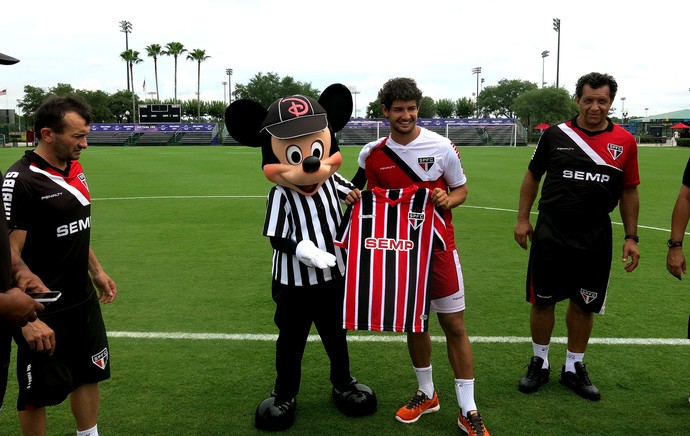 Elenco do São Paulo recebe visita do Mickey em treino na Disney