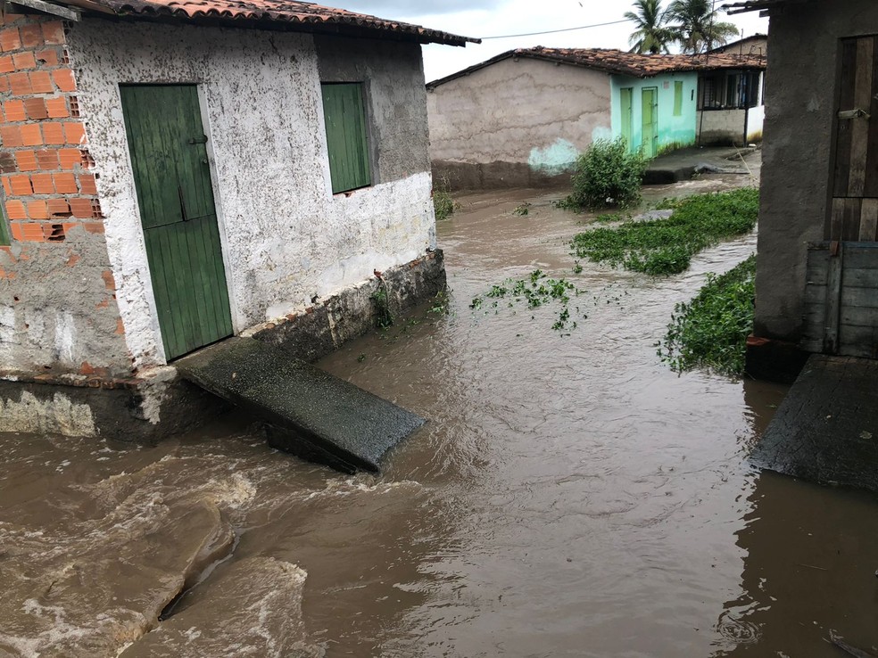 Nível do Rio Paraíba, em Cajueiro, subiu por conta das chuvas intensas em Alagoas — Foto: Carolina Sanches/ TV Gazeta