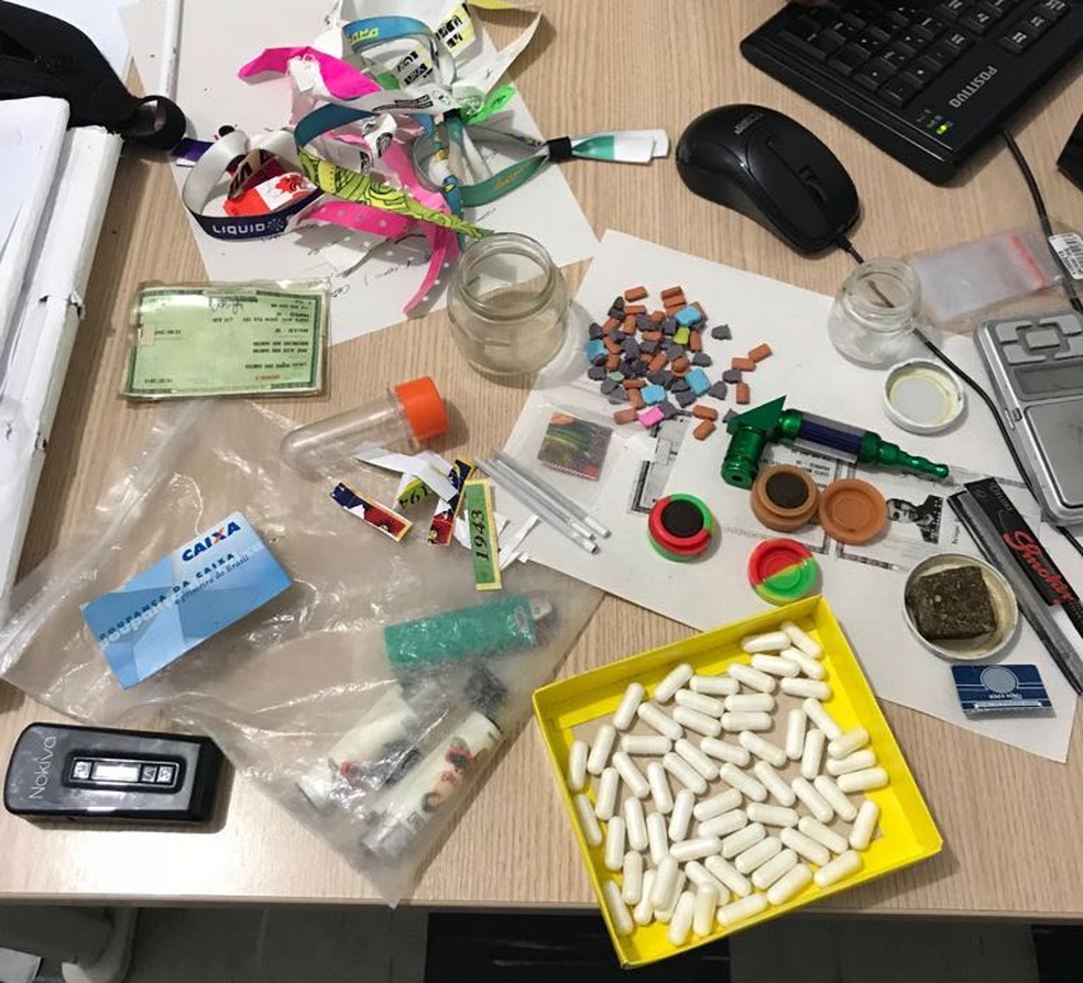 Além das drogas, polícia também encontrou pulseiras falsificadas de eventos onde seriam vendidos os entorpecentes (Foto: GIDG/PC-AL)