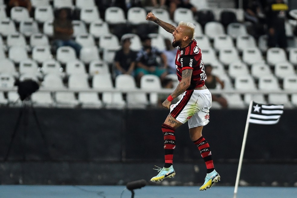 Vidal comemora o gol da vitória do Flamengo em cima do Botafogo — Foto: André Durão