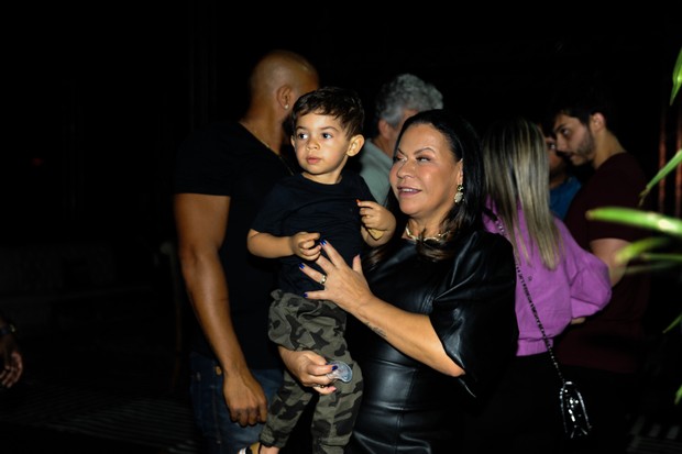 Dona Ruth, mãe de Marília Mendonça, leva Léo ao show do pai, Murilo Huff (Foto: Eduardo Martins/AgNews)