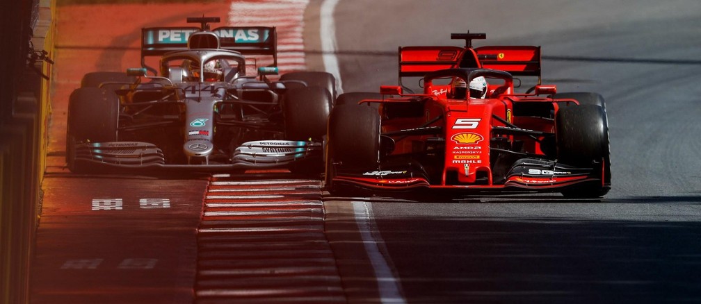 Hamilton e Vettel bateram rodas no GP do Canadá do ano passado, em disputa polêmica — Foto: Reprodução/F1.com