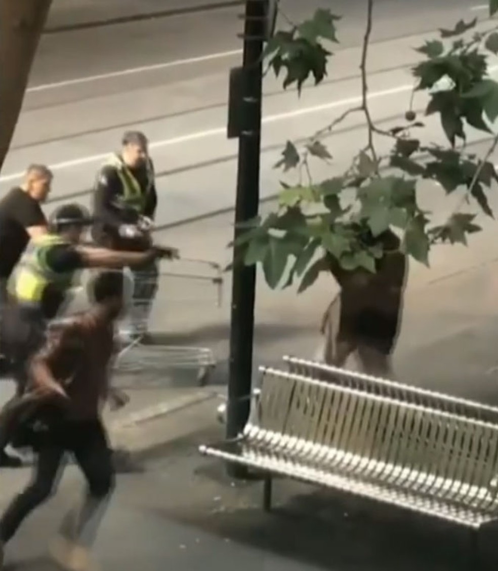 Com um carrinho de supermercado, Michael Rogers ajudou a polícia a interromper ataque em Melbourne — Foto: Reprodução/GloboNews