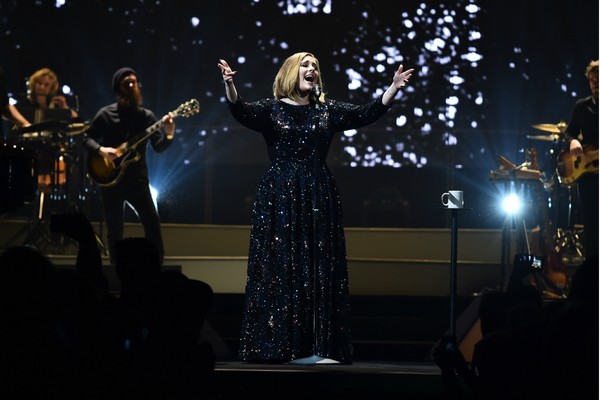 A cantora Adele durante uma apresentação recente (Foto: Getty Images)
