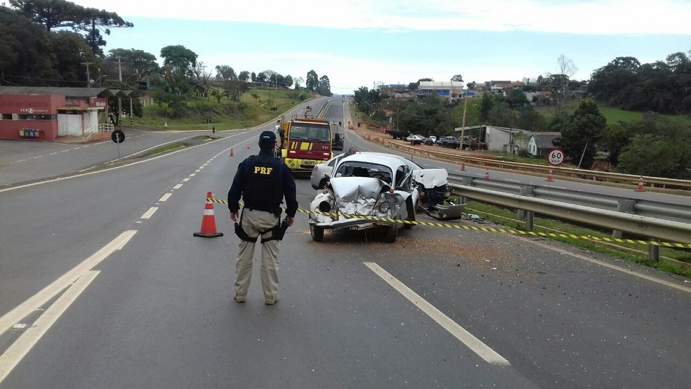 Motorista de Fusca causa acidente na BR-376, em Ortigueira (Foto: PRF/DivulgaÃ§Ã£o)