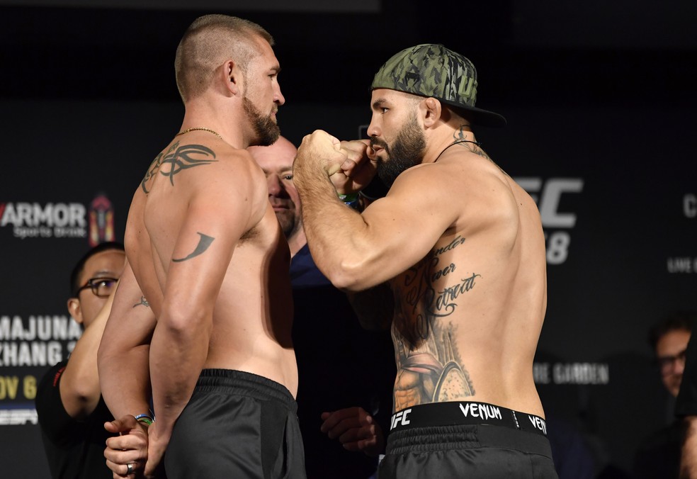 Dustin Jacoby e John Allan frente a frente na encarada antes do UFC 268 — Foto: Jeff Bottari/Zuffa LLC