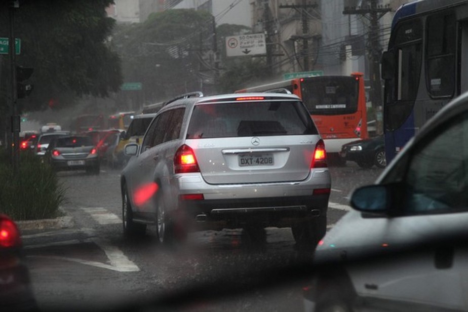 Carros na rua em dia de chuva (Foto: Guilber Hidaka / Editora Globo)